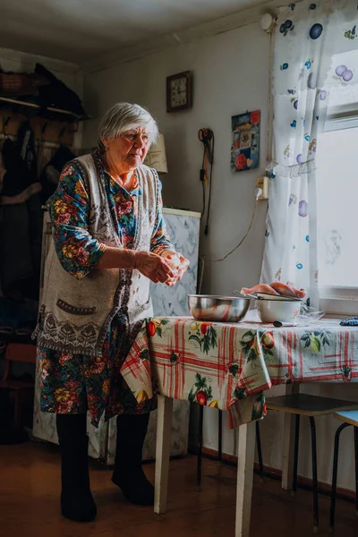 Russian granny butchering a chicken with her bare hands — Stock Photo, Image