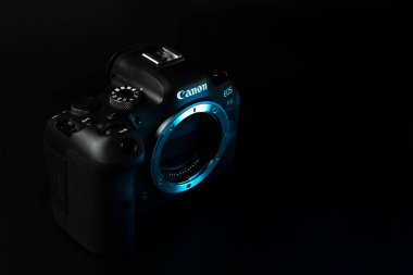 Canon r6 dijital kamera, yakın plan, siyah arkaplan, parlaklık