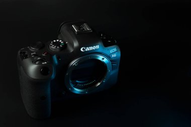 Canon r6 dijital kamera, yakın plan, siyah arkaplan, parlaklık