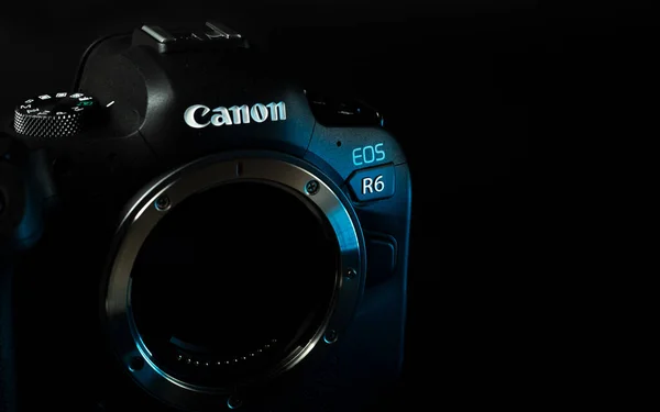 Canon r6 digitális fényképezőgép közelkép, sárga háttér, vakító — Stock Fotó