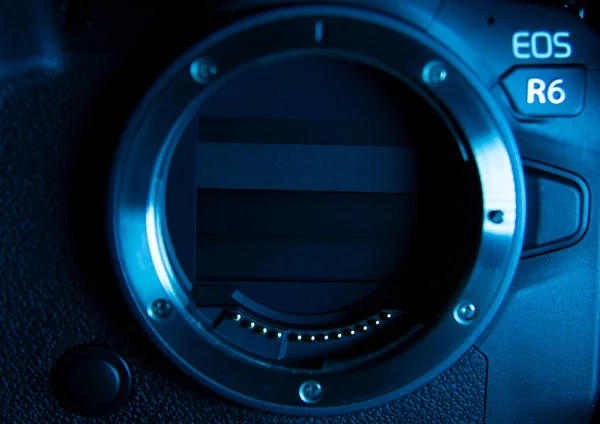 Canon r6 Digitalkamera Nahaufnahme, schwarzer Hintergrund, Blendung — Stockfoto