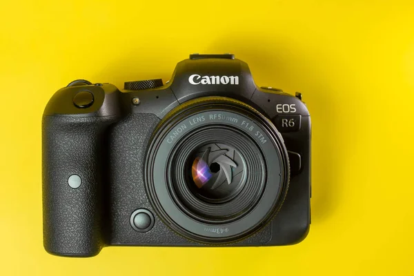 Canon r6 dijital kamera yakın plan, sarı arkaplan, parlaklık