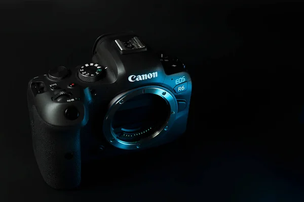 Canon appareil photo numérique r6 gros plan, fond noir, éblouissement — Photo