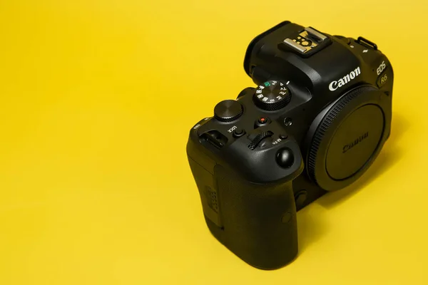 Canon r6 digitális fényképezőgép közelkép, sárga háttér, vakító — Stock Fotó