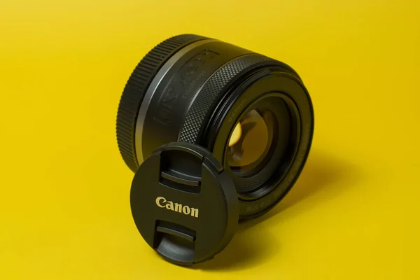 Obiektyw Canon RF 50mm, aparat cyfrowy, na żółtym tle, do reklamy — Zdjęcie stockowe
