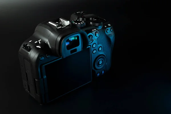 Canon r6 digitális fényképezőgép közelről, fekete háttér, vakító — Stock Fotó