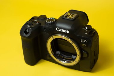Canon r6 dijital kamera yakın plan, sarı arkaplan, parlaklık