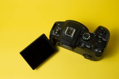 Canon r6 dijital kamera yakın plan, sarı arkaplan, parlaklık