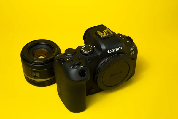 Cyfrowe zbliżenie aparatu Canon r6, żółte tło, odblask — Zdjęcie stockowe