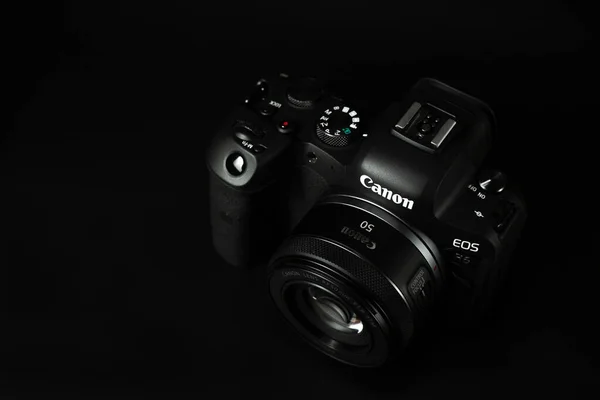 Canon r6デジタルカメラのクローズアップ、黒の背景、グレア — ストック写真