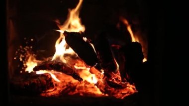 Turuncu alevler, yanan yakıtlar ve şöminede odun. Kıvılcım