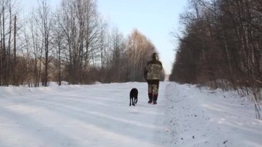 Rusya 'da bir avcı kışın ormanda yürür.