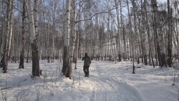Ein Jäger geht im Winter in Russland durch den Wald — Stockvideo