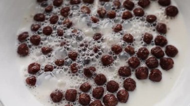 Kahvaltı gevrekleri, mısır gevreği, süt bardaklarında çikolata, sağlıklı kahvaltı.