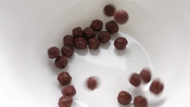 Céréales de petit déjeuner, flocons de maïs, chocolat dans des tasses à lait, petit déjeuner sain — Video