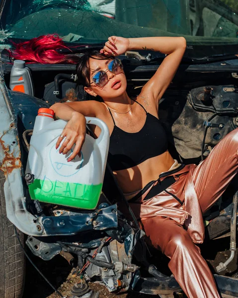 Dump, portret van een vrouw in een kapotte auto, bril, ongeluk, zomer, hitte — Stockfoto