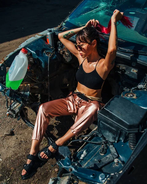 Dump, ritratto di una donna in una macchina rotta, occhiali, incidente, estate, caldo — Foto Stock