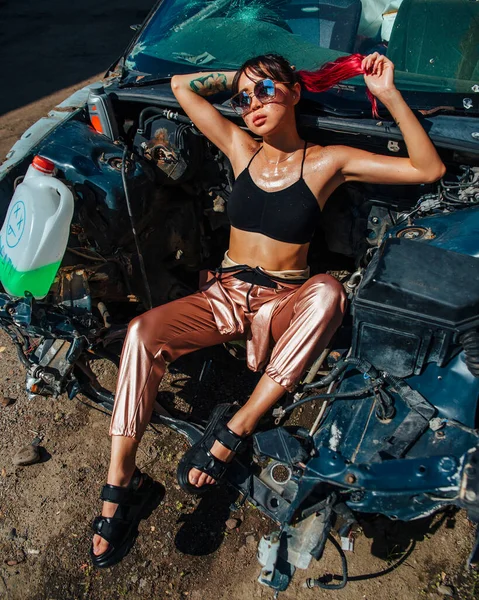 Dump, portret van een vrouw in een kapotte auto, bril, ongeluk, zomer, hitte — Stockfoto