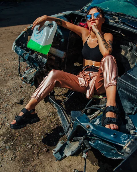 Dump, portré egy nő egy törött autó, szemüveg, baleset, nyár, hő — Stock Fotó
