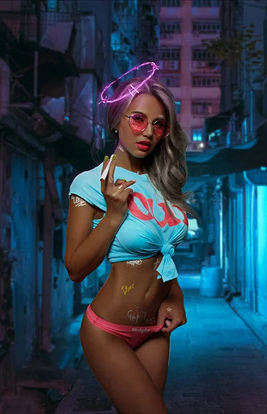 Neon ışıkta sigara içen bir kızın sanatsal fotoğrafı, siber punk tarzında.