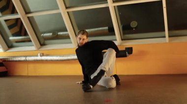 Yüksek topuklu bir adam güzel striptiz dansı yapar.,