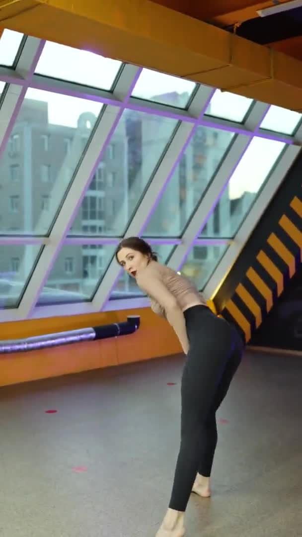Verticale video, jonge danser spinnen, in slow motion — Stockvideo