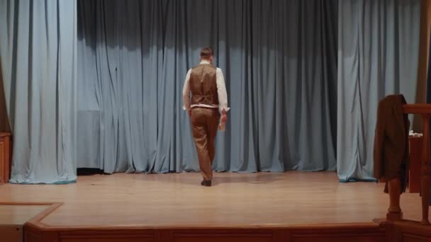 Brutal man, on the stage of the theater, angry, throws a newspaper — Stock Video