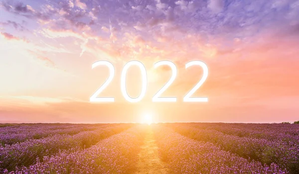 Das Wort 2021 steht auf der Autobahn. Konzept für das neue Jahr 2021 — Stockfoto