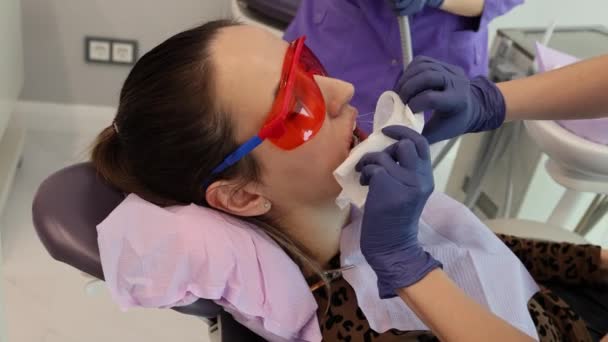 Clínica dentária, fim da instalação do aparelho ortodôntico — Vídeo de Stock
