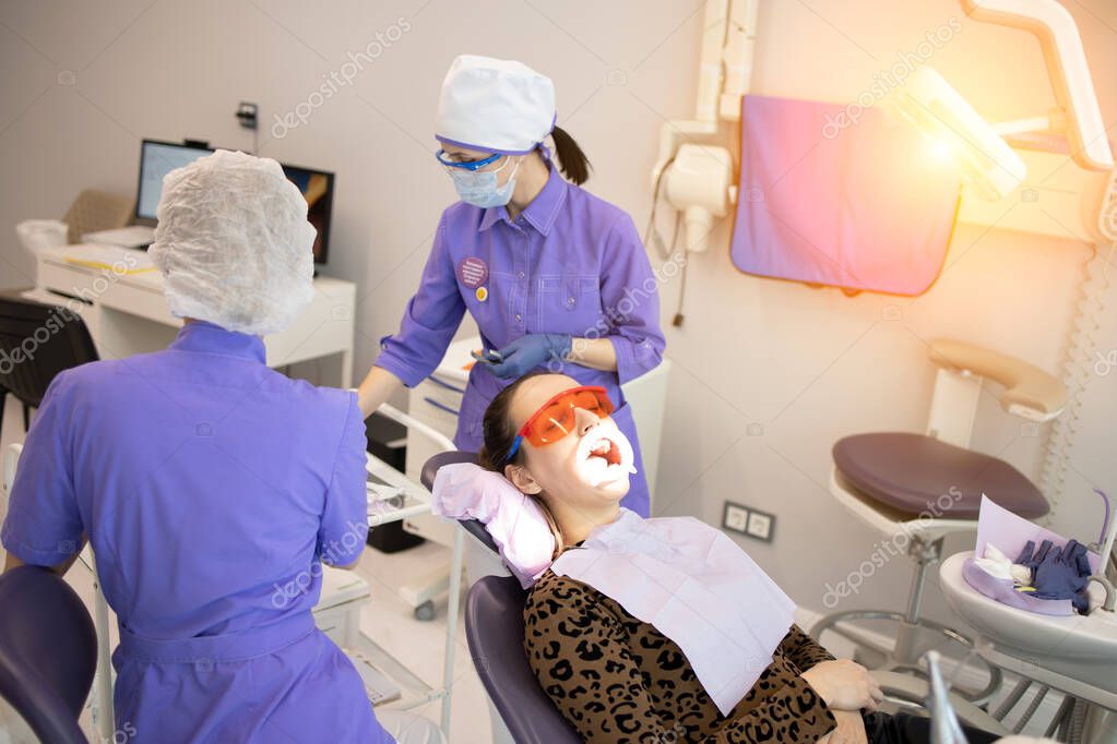Dentistas cita nstallation de retenedores, frenos en los dientes y