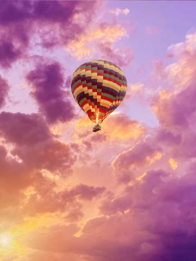 mavi gökyüzünde sıcak hava balonu renginde ve bulutlar yakın