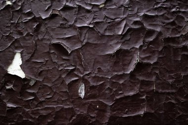 Soyulmuş boyanın ve çatlak duvarın dokusu.