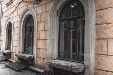 Ahşap çerçeveli büyük pencereli eski bir ev.