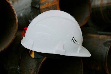 Borunun üzerinde beyaz miğfer var.