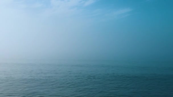 Horizontlinie, blaues Meer, Nebel, — Stockvideo