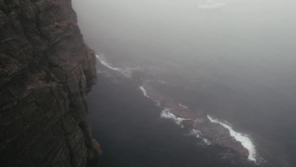 Meereswellen und Küstenmeernebel um die Felsen, bewölktes Wetter — Stockvideo