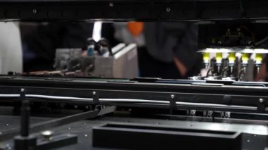 Makine entegre devre kartlarının üretimi için bir robottur.