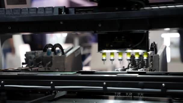 Fabrieksmachine aan het werk De printplaat wordt geassembleerd met behulp van een geautomatiseerde robotarm, opbouwtechnologie Verbindt microchips met het moederbord. — Stockvideo