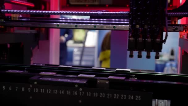 Produktion elektronischer Leiterplatten in Nahaufnahme. Die Robotermaschine druckt eine digitale Platine — Stockvideo