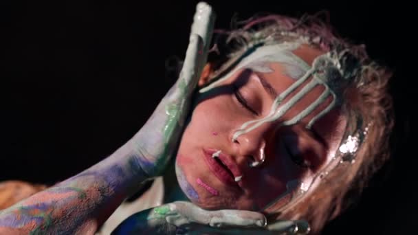 Retrato close-up de uma mulher com uma pintura na pele movendo-se suavemente — Vídeo de Stock