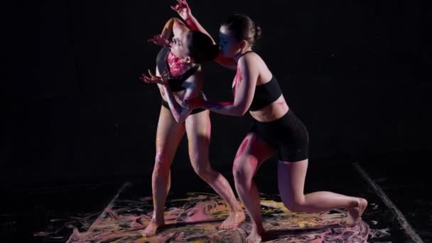 Hermosas mujeres sexys jóvenes bailando con pintura corporal. Improvisación artística — Vídeo de stock