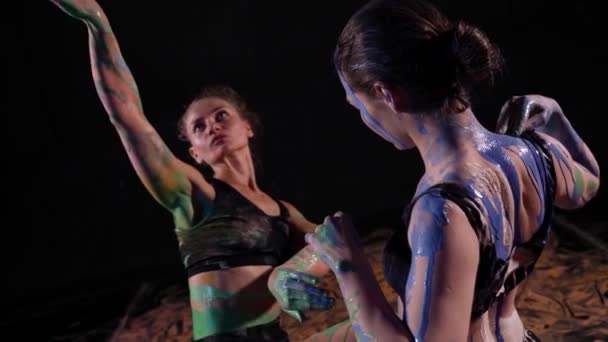 Vrouwen dansen met gekleurde gezichtskunst en bodypaint. Kunst dans met heldere make-up en body art. — Stockvideo