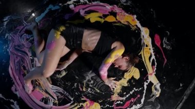 Sanat terapisi tablosu, yerde yatan tüm vücudun yardımıyla çiziliyor.