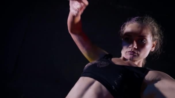 Αυτοσχεδιασμός συναισθήματα χορού γυναίκα σε μαύρο εσώρουχα κινήσεις — Αρχείο Βίντεο