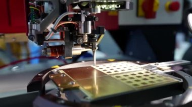 Robot kullanan modern mikroçiplerin ve yarı iletken cihazların üretimi