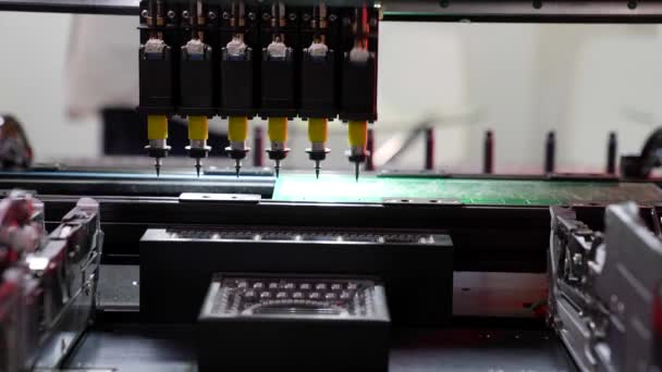 마이크로 칩을 조립하는 현대 로봇 기술 — 비디오