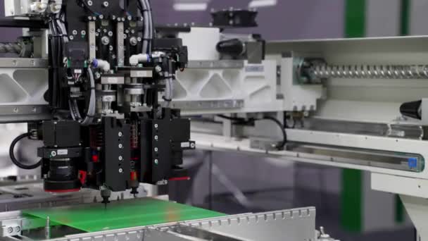 Robot manipulator solders the chip in production — Stock Video