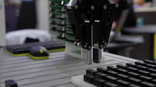 Робот манипулятор собирает чип на стенде презентации современного оборудования — стоковое видео