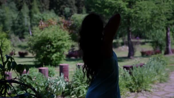 Silhouet slank meisje dansen in de natuur mystieke dans — Stockvideo