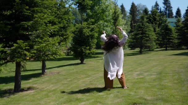 Chica danza religiosa en la naturaleza se mueve en un estado de trance — Vídeos de Stock